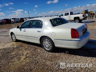 Drugie zdjęcie samochodu z przodu: 2003 LINCOLN TOWN CAR SIGNATURE VIN:1LNHM82WX3Y682684 - miniatura