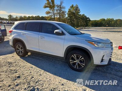 Czwarte zdjęcie samochodu z boku: 2019 TOYOTA HIGHLANDER LE VIN:5TDZARFH0KS060950 - miniatura
