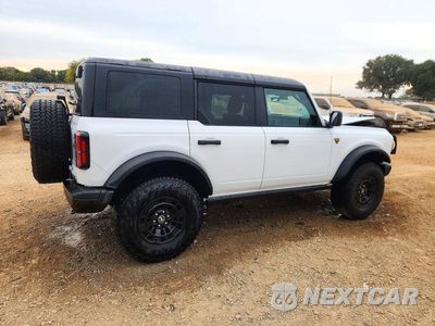 Trzecie zdjęcie samochodu z tyłu: 2026 FORD BRONCO BADLANDS VIN:1FMEE9BP6TLA48106 - miniatura
