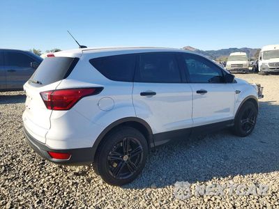 Trzecie zdjęcie samochodu z tyłu: 2019 FORD ESCAPE S VIN:1FMCU0F7XKUA72191 - miniatura