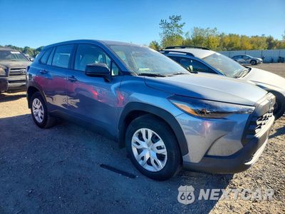 Czwarte zdjęcie samochodu z boku: 2026 TOYOTA COROLLA CROSS L VIN:7MUAAABG0TV174238 - miniatura