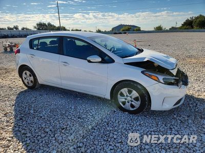 Czwarte zdjęcie samochodu z boku: 2017 KIA FORTE5 LX VIN:KNAFK5A89H5691417 - miniatura