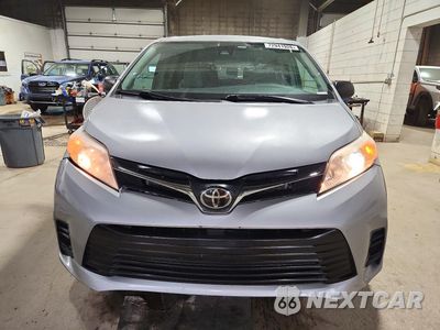 Piąte zdjęcie samochodu w środku: 2018 TOYOTA SIENNA L VIN:5TDZZ3DCXJS948536 - miniatura