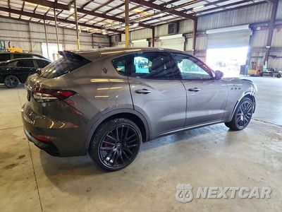 Trzecie zdjęcie samochodu z tyłu: 2022 MASERATI LEVANTE MODENA VIN:ZN661YUM4NX404578 - miniatura