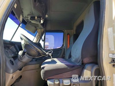 Zdjęcie 7 z 13 samochodu: 2015 FREIGHTLINER CASCADIA SEMI TRUCK VIN:1FUJGEBG2FLGN1852 - miniatura