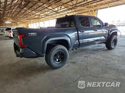 Trzecie zdjęcie samochodu z tyłu: 2025 TOYOTA TACOMA TRD OFF-ROAD VIN:3TMLB5JN0SM119276 - miniatura