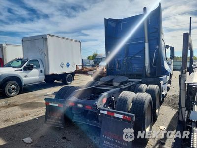 Trzecie zdjęcie samochodu z tyłu: 2018 VOLVO VNL SEMI TRUCK VIN:4V4NC9EH1JN886273 - miniatura