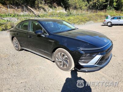 Czwarte zdjęcie samochodu z boku: 2026 HYUNDAI SONATA HYBRID BLUE VIN:KMHL24JJ8TA161020 - miniatura