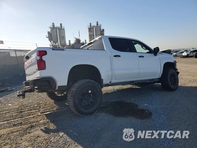Trzecie zdjęcie samochodu z tyłu: 2022 CHEVROLET SILVERADO K1500 LT TRAIL BOSS VIN:3GCUDFED1NG644694 - miniatura
