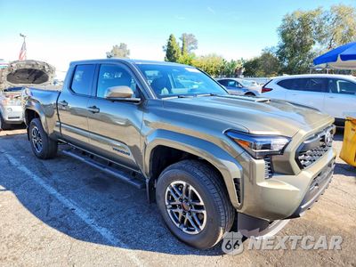 Czwarte zdjęcie samochodu z boku: 2025 TOYOTA TACOMA TRD SPORT VIN:3TMLB5JN2SM200263 - miniatura