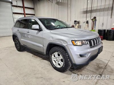 Czwarte zdjęcie samochodu z boku: 2017 JEEP GRAND CHEROKEE LAREDO VIN:1C4RJFAG8HC841948 - miniatura
