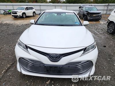 Piąte zdjęcie samochodu w środku: 2019 TOYOTA CAMRY LE VIN:4T1B11HK4KU197201 - miniatura