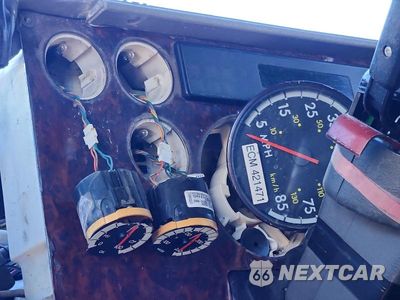 Zdjęcie 9 z 12 samochodu: 2005 FREIGHTLINER CST120 SEMI TRUCK VIN:1FUJBBCK95LU18076 - miniatura