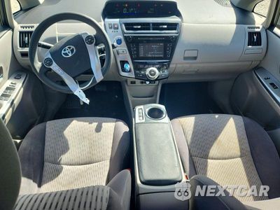 Zdjęcie 8 z 12 samochodu: 2015 TOYOTA PRIUS V TWO VIN:JTDZN3EU2FJ038564 - miniatura
