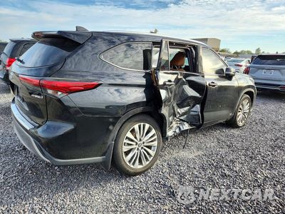 Trzecie zdjęcie samochodu z tyłu: 2022 TOYOTA HIGHLANDER HYBRID PLATINUM VIN:5TDEBRCH7NS086286 - miniatura
