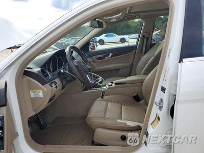 Zdjęcie 7 z 13 samochodu: 2013 MERCEDES-BENZ C 250 VIN:WDDGF4HB3DR268493 - miniatura