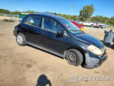 Czwarte zdjęcie samochodu z boku: 2009 NISSAN VERSA 1.8 S VIN:3N1BC11E09L449620 - miniatura