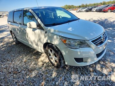 Czwarte zdjęcie samochodu z boku: 2010 VOLKSWAGEN ROUTAN SE VIN:2V4RW3D12AR294640 - miniatura
