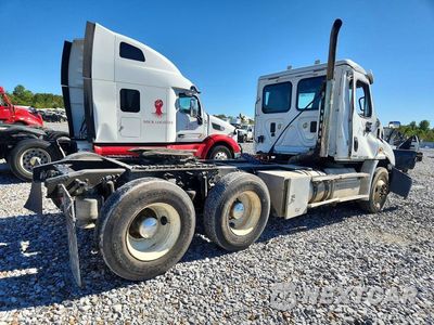 Trzecie zdjęcie samochodu z tyłu: 2014 FREIGHTLINER CASCADIA SEMI TRUCK VIN:1FUJGBDV4ELFK7039 - miniatura