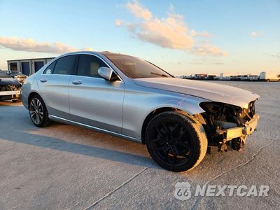 Czwarte zdjęcie samochodu z boku: 2017 MERCEDES-BENZ C 300 VIN:55SWF4JBXHU195164 - miniatura
