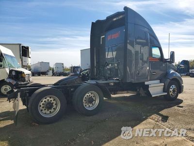 Trzecie zdjęcie samochodu z tyłu: 2020 KENWORTH T680 SEMI TRUCK VIN:1XKYDK9X1LJ402860 - miniatura