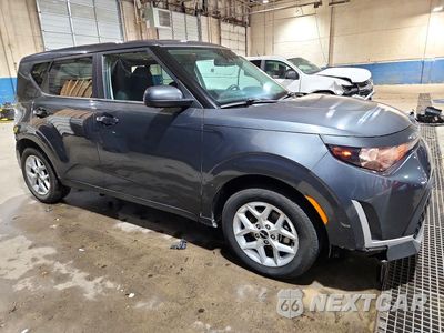 Czwarte zdjęcie samochodu z boku: 2023 KIA SOUL LX VIN:KNDJ23AU3P7880825 - miniatura
