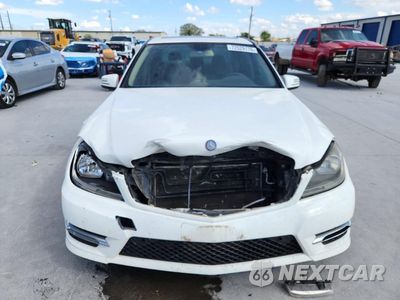 Piąte zdjęcie samochodu w środku: 2014 MERCEDES-BENZ C 250 VIN:WDDGF4HB3EA938673 - miniatura