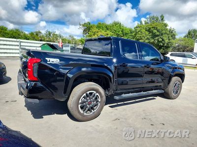 Trzecie zdjęcie samochodu z tyłu: 2025 TOYOTA TACOMA TRD SPORT VIN:3TMKB5FN1SM035617 - miniatura