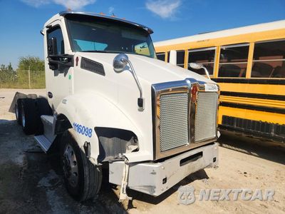 Czwarte zdjęcie samochodu z boku: 2017 KENWORTH T880 SEMI TRUCK VIN:1XKZDK9X4HJ163977 - miniatura