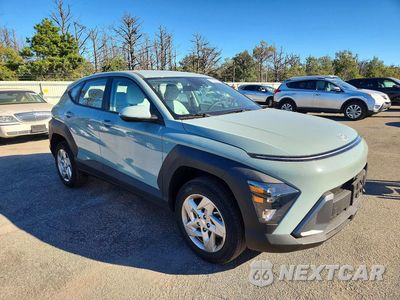 Czwarte zdjęcie samochodu z boku: 2025 HYUNDAI KONA SE VIN:KM8HACAB3SU327758 - miniatura