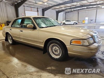 Czwarte zdjęcie samochodu z boku: 1999 FORD CROWN VICTORIA LX VIN:2FAFP74W4XX236665 - miniatura