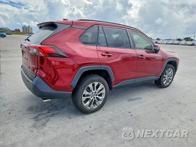 Trzecie zdjęcie samochodu z tyłu: 2023 TOYOTA RAV4 XLE PREMIUM VIN:JTMC1RFV0PD101916 - miniatura