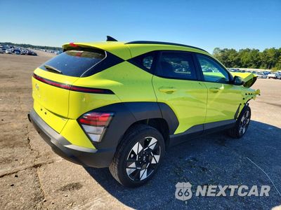 Trzecie zdjęcie samochodu z tyłu: 2024 HYUNDAI KONA SEL VIN:KM8HCCAB6RU076240 - miniatura