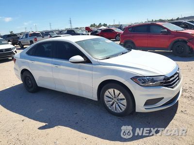 Czwarte zdjęcie samochodu z boku: 2019 VOLKSWAGEN JETTA S VIN:3VWCB7BU2KM244214 - miniatura