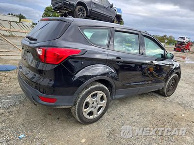 Trzecie zdjęcie samochodu z tyłu: 2019 FORD ESCAPE S VIN:1FMCU0F74KUA91691 - miniatura