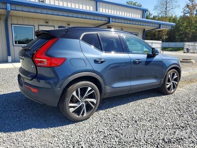 Trzecie zdjęcie samochodu z tyłu: 2022 VOLVO XC40 T5 R-DESIGN VIN:YV4162UM4N2656691 - miniatura