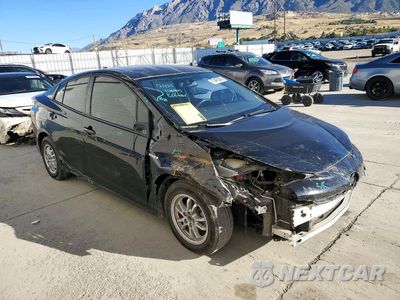 Czwarte zdjęcie samochodu z boku: 2016 TOYOTA PRIUS TWO VIN:JTDKBRFU7G3502899 - miniatura