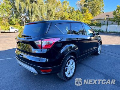 Trzecie zdjęcie samochodu z tyłu: 2017 FORD ESCAPE SE VIN:1FMCU9GD4HUC71190 - miniatura