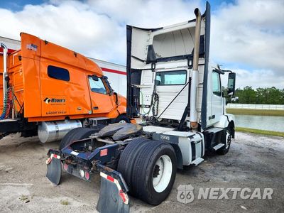 Trzecie zdjęcie samochodu z tyłu: 2018 VOLVO VNL SEMI TRUCK VIN:4V4N39TG1JN892844 - miniatura