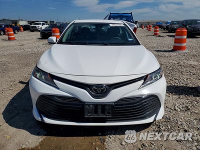 Piąte zdjęcie samochodu w środku: 2020 TOYOTA CAMRY LE VIN:4T1C11AK4LU332516 - miniatura