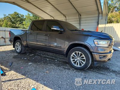 Czwarte zdjęcie samochodu z boku: 2019 RAM 1500 LARAMIE VIN:1C6SRFJT9KN763190 - miniatura