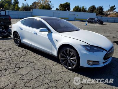 Czwarte zdjęcie samochodu z boku: 2015 TESLA MODEL S 85 VIN:5YJSA1H11FFP75474 - miniatura