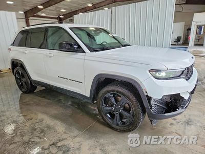 Czwarte zdjęcie samochodu z boku: 2023 JEEP GRAND CHEROKEE LAREDO VIN:1C4RJHAG8PC517490 - miniatura
