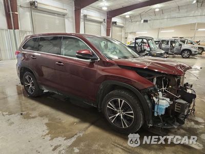 Czwarte zdjęcie samochodu z boku: 2019 TOYOTA HIGHLANDER LE PLUS VIN:5TDBZRFHXKS981535 - miniatura