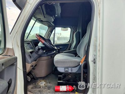 Zdjęcie 7 z 14 samochodu: 2013 FREIGHTLINER CASCADIA SEMI TRUCK VIN:1FUJGLDR3DLFF2050 - miniatura