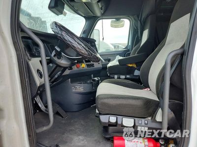 Zdjęcie 7 z 14 samochodu: 2021 FREIGHTLINER CASCADIA 126 VIN:1FUJHHDV0MLMT1677 - miniatura