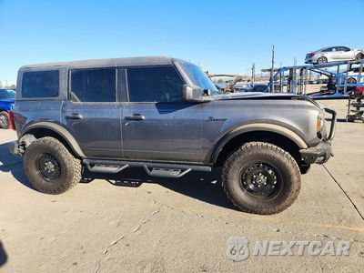 Czwarte zdjęcie samochodu z boku: 2022 FORD BRONCO BASE VIN:1FMEE5DH8NLB53084 - miniatura