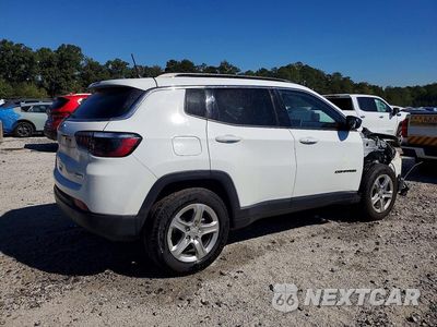 Trzecie zdjęcie samochodu z tyłu: 2023 JEEP COMPASS LATITUDE VIN:3C4NJDBN9PT552807 - miniatura