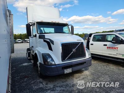 Czwarte zdjęcie samochodu z boku: 2018 VOLVO VNL SEMI TRUCK VIN:4V4N39TG3JN892439 - miniatura