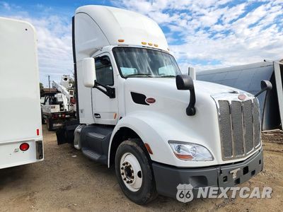 Czwarte zdjęcie samochodu z boku: 2018 PETERBILT 579 SEMI TRUCK VIN:1XPBA48X5JD478034 - miniatura